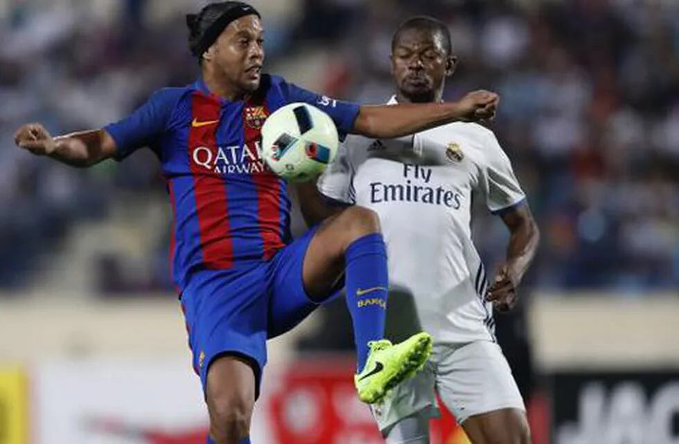 Ronaldinho es la principal figura del equipo de leyendas del Barcelona.