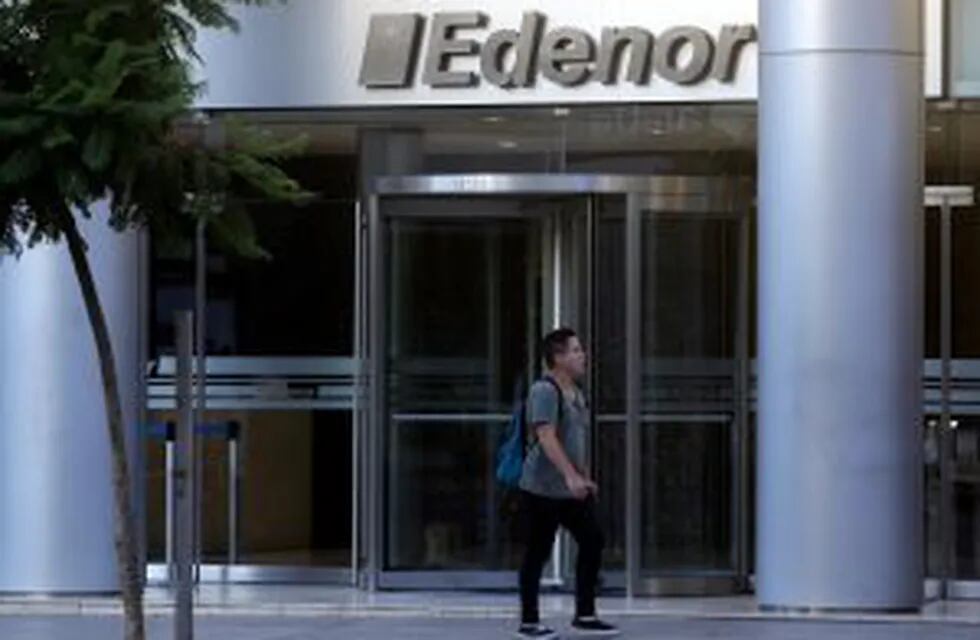 A man walks past an Edenor electric company office in Buenos Aires, Argentina, January 30, 2017. Picture taken January 30, 2017. REUTERS/Marcos Brindicci ciudad de buenos aires  sucursal de edenor en la ciudad de buenos aires