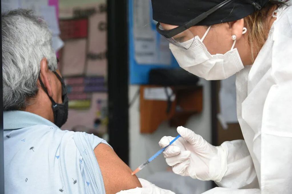 La campaña de vacunación con las dosis disponibles en Jujuy de Sputnik V y Sinopharm, tendrá continuidad en el HOSCAM y en el hospital "Carlos Snopek".