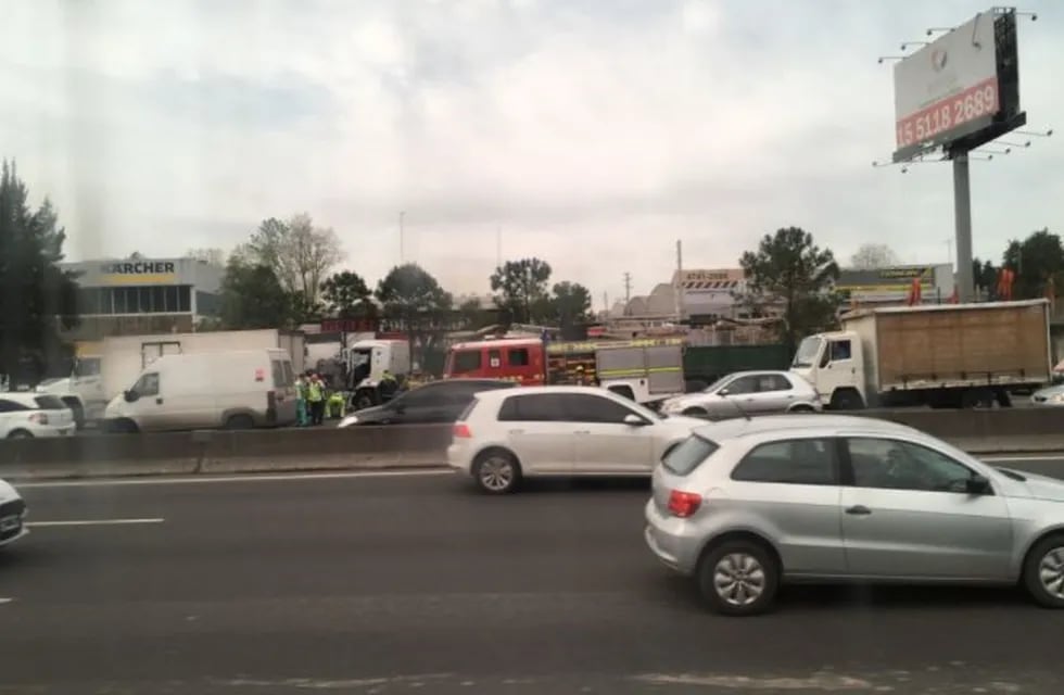 Dos camiones chocaron en la Panamericana, altura Talar de Pacheco, y hay un caos de tránsito en la autopista.