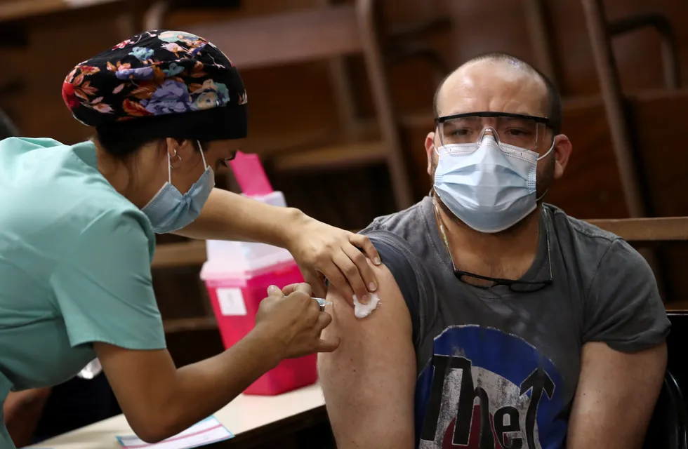 Un hombre se vacuna con la Sputnik V en Buenos Aires (REUTERS/Agustin Marcarian)