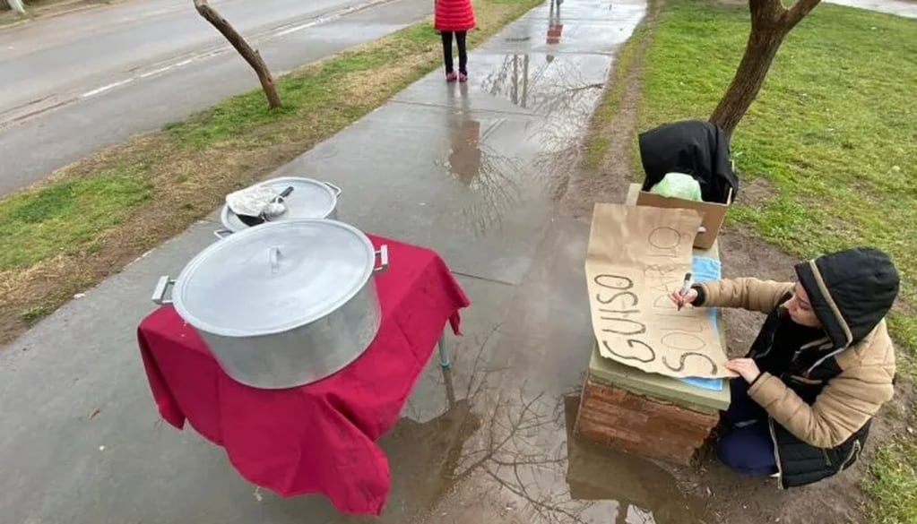 Una neuquina de 20 años tuvo un gran gesto solidario con sus vecinos de Centenario y les cocinó guiso a todos.
