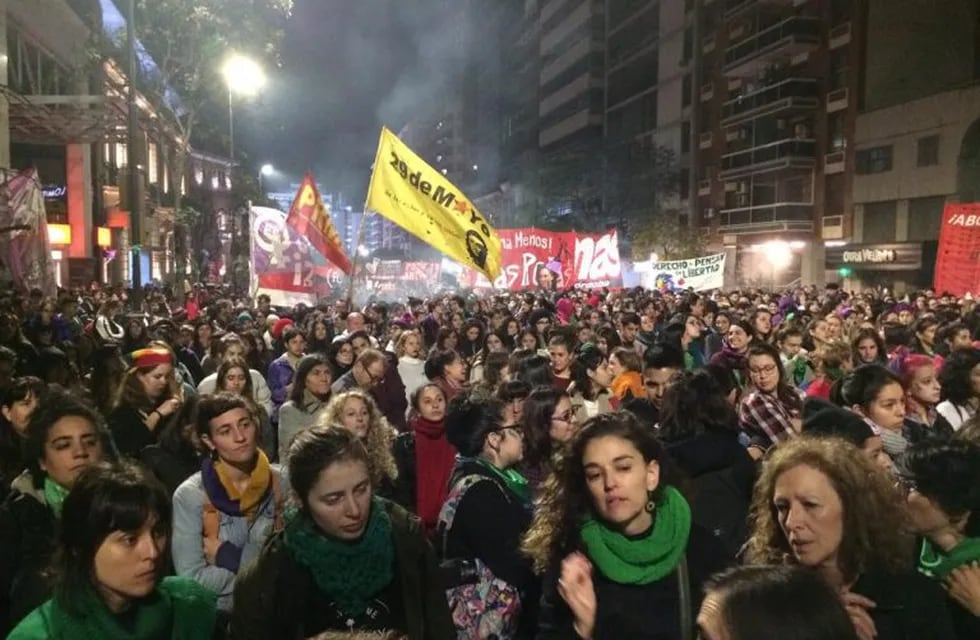 Una multitud partió desde Colón y Cañada. La cifra de femicidios en Córdoba enciende todas las alarmas.