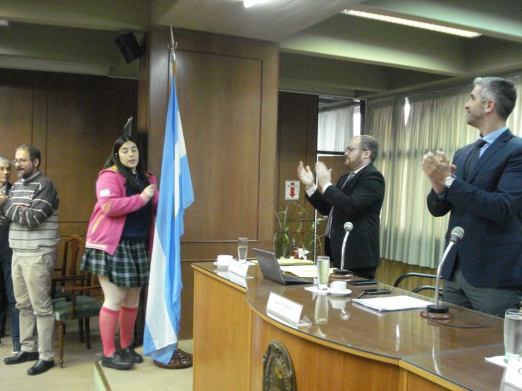 Al igual que las sesiones, se iza la bandera:en este caso fue Julieta Zbrun. (Prensa Concejo Municipal de Rafaela)