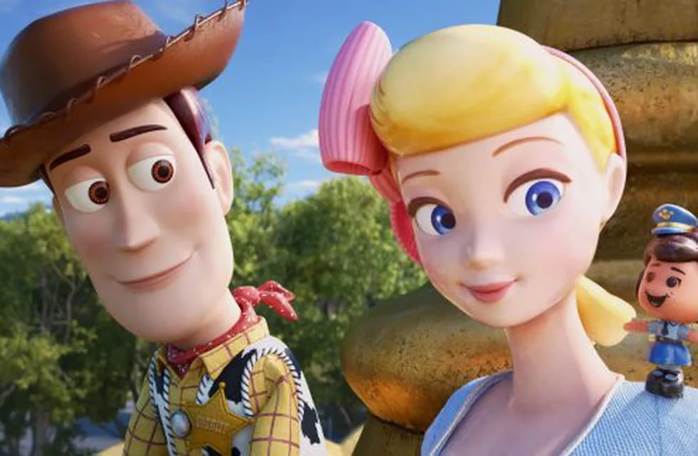 AME5215. LOS ÁNGELES (ESTADOS UNIDOS), 20/06/2019.- Fotograma cedido por Disney Pixar donde aparecen los personajes Woody (i), Bo Peep (c) y Giggle McDimples (d), durante una escena de la película de animación \