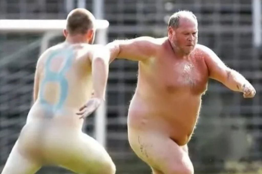 Jugaron al fútbol desnudos para protestar contra la comercialización del deporte (Foto: captura TV)