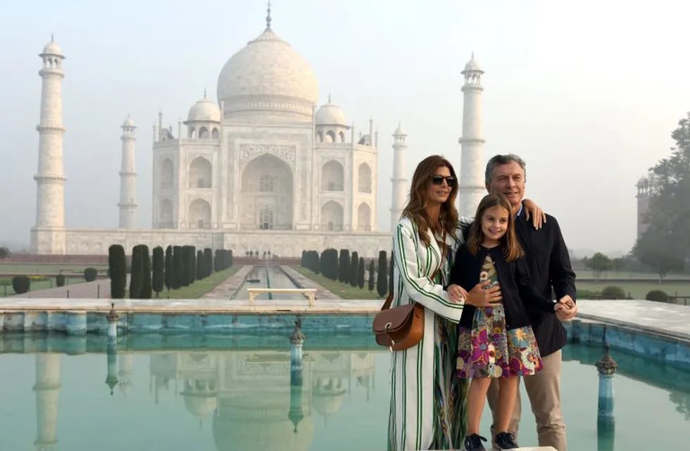 Agra (India), 17/02/2019.- A handout photo made available by Indian Ministry of External Affairs shows Argentinian President Mauricio Macri (R), his wife Juliana Awada (L) and their daughter Antonia Macri posing for photographs during their visit to the Taj Mahal, in Agra, India, 17 February 2019. President of the Argentine Republic and his wife Juliana Awada are on a State visit to India from 17 till 19 February. EFE/EPA/MINISTRY OF EXTERNAL AFFAIRS HANDOUT HANDOUT EDITORIAL USE ONLY/NO SALES