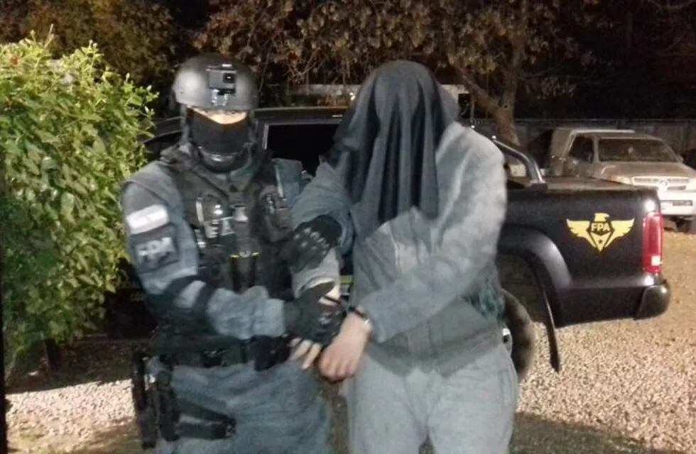 El hombre fue sorprendido en plena transa de droga en barrio Don Bosco, huyó y atropelló a dos policías.