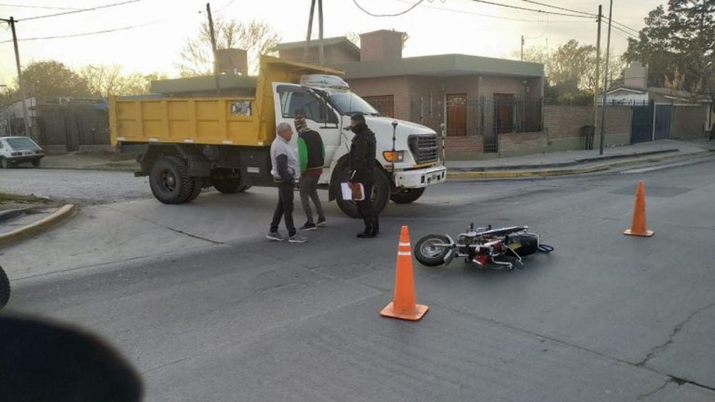 Alta Gracia: accidente vial entre una moto y un camión.