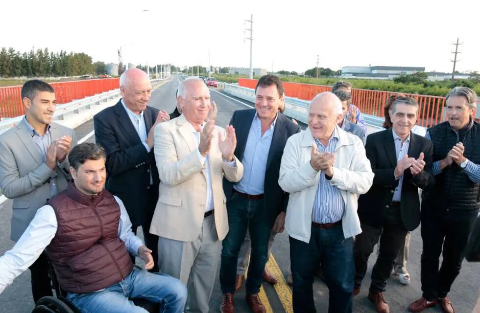 El mandatario inauguró este sábado el nuevo puente entre San Lorenzo y Puerto General San Martín. (@gobsantafe)