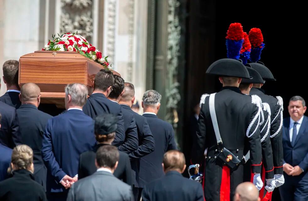 Familiares y gente cercana acompaña el ataúd del primer ministro italiano, Silvio Berlusconi, durante su funeral de Estado en la catedral de Milán, Italia, el 14 de junio de 2023. (Claudio Furlan/LaPresse vía AP)