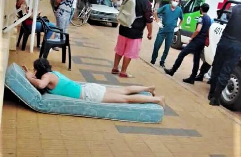 Como protesta se durmió frente al Municipio de Alvear, Corrientes, y la desalojaron.
