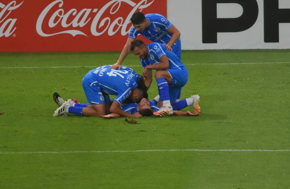 Badaloni en el suelo y sus compañeros celebran el gol que le dio el triunfo ante Estudiantes de la Plata. Gentileza Los Andes