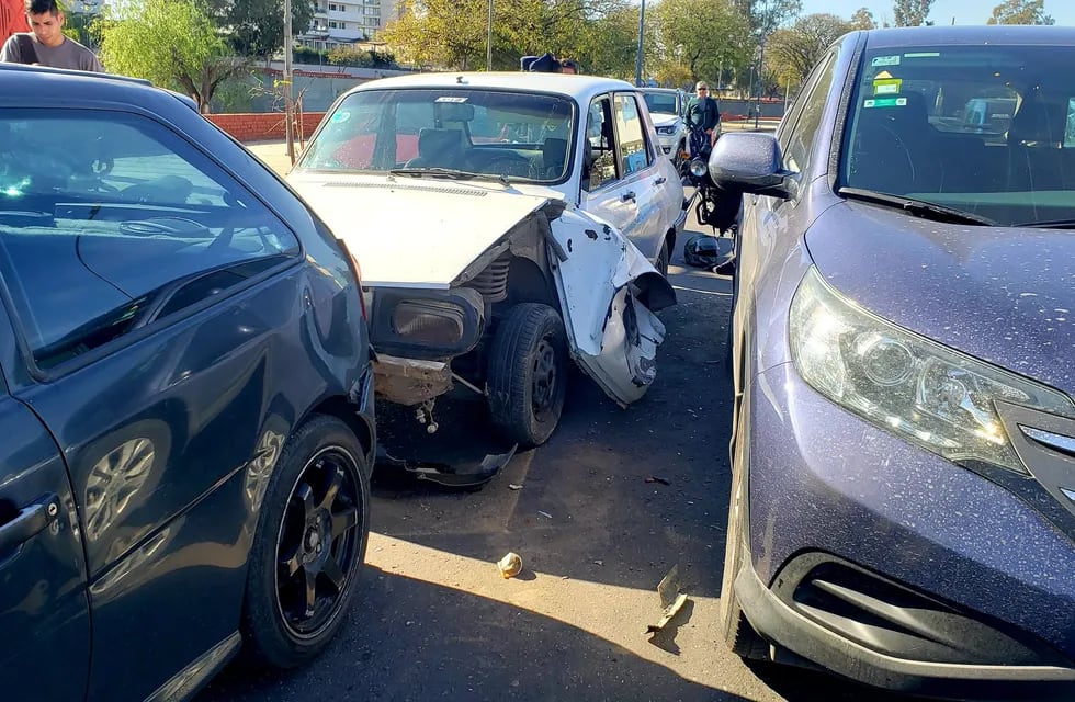 Un auto sin frenos provocó un choque entre siete vehículos.