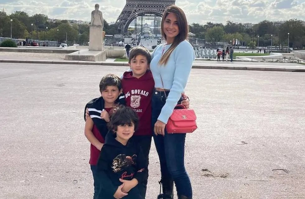 Antonela Roccuzzo se sacó una foto delante de la torre Eiffel con sus hijos Mateo, Ciro y Thiago Messi.