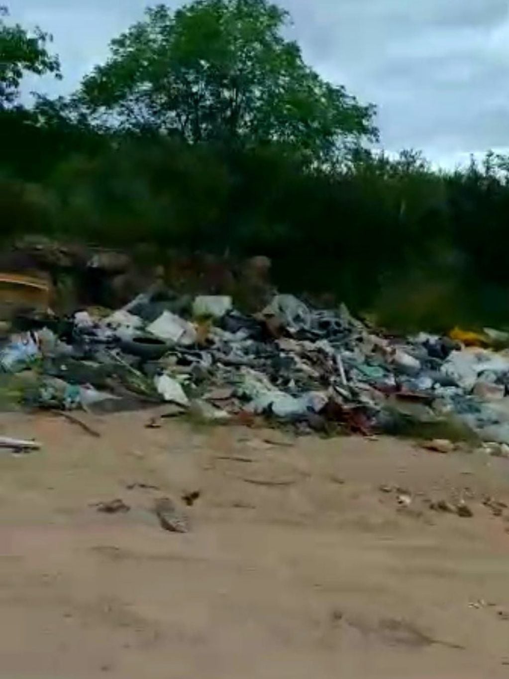 El estado de la orilla de la calle Cimarrosa. (Foto: captura de pantalla del video recibido).