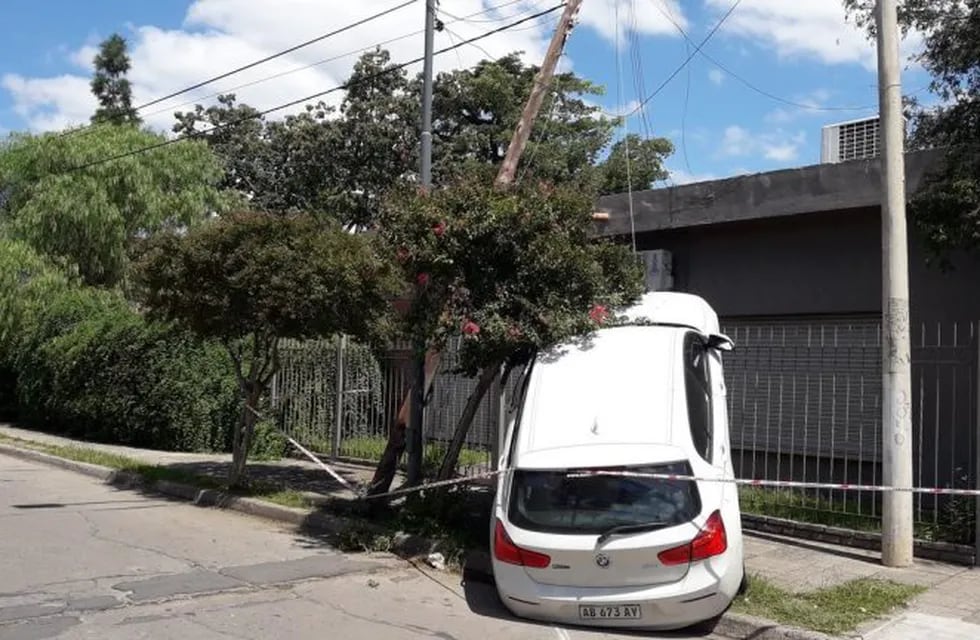 Accidente el Nicanor Carranza y Victorino Rodríguez de barrio Cerro de las Rosas. (Foto @rolopedrotti Mitre 810)