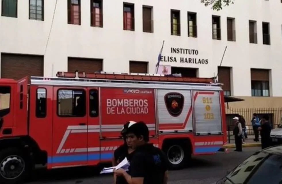 Un adolescente cayó del segundo piso de una escuela en Flores: está grave