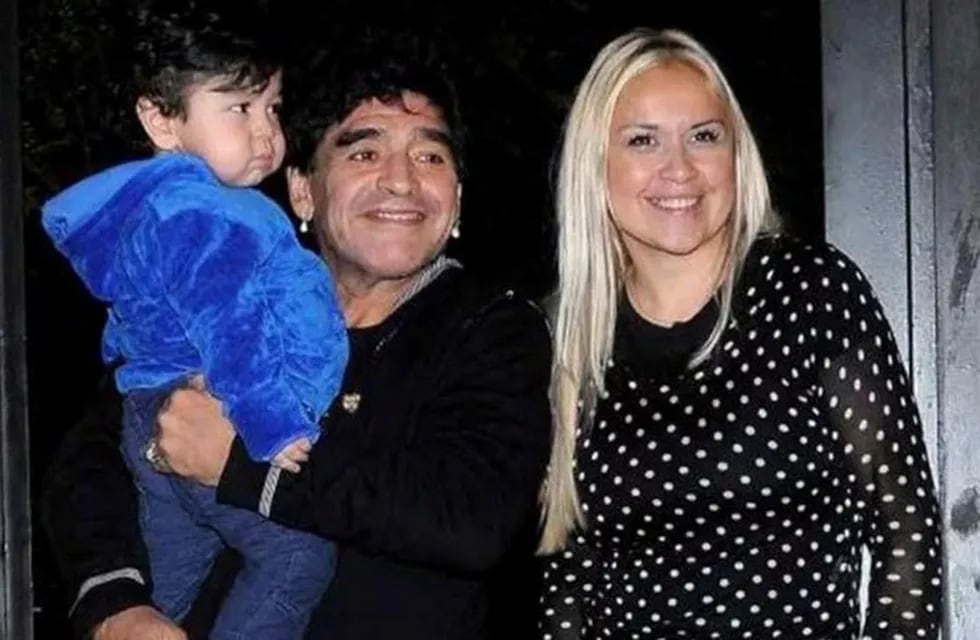 Diego Maradona, junto a su hijo Diego Fernando y Verónica Ojeda. Foto: Twitter.