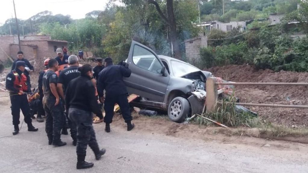 Numerosos policías concurrieron al lugar del hecho donde se encontraba el utilitario siniestrado, en el barrio Los Huaicos.