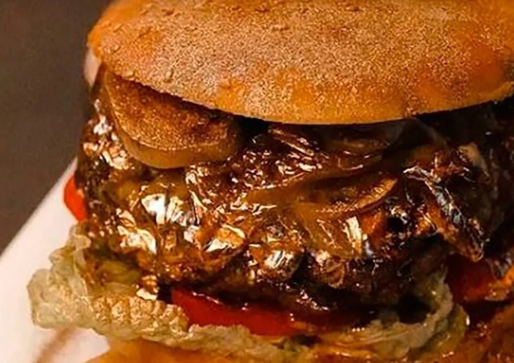 La famosa "hamburguesa bañada en oro comestible de 24 kilates" que Eike Conrad Dubal ofrecía en su restaurante posadeño "Vegas Burger".
