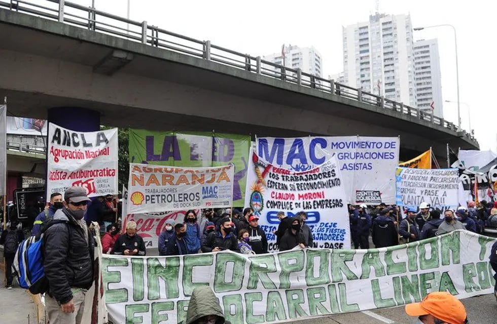 Los manifestantes que reclaman ser reincorporados a sus puestos laborales. Foto Clarín.