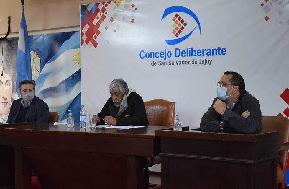 El secretario Millón (izq.) y los concejales Brizuela y Aguiar, en la reunión de la Comisión de Transporte del parlamento capitalino.