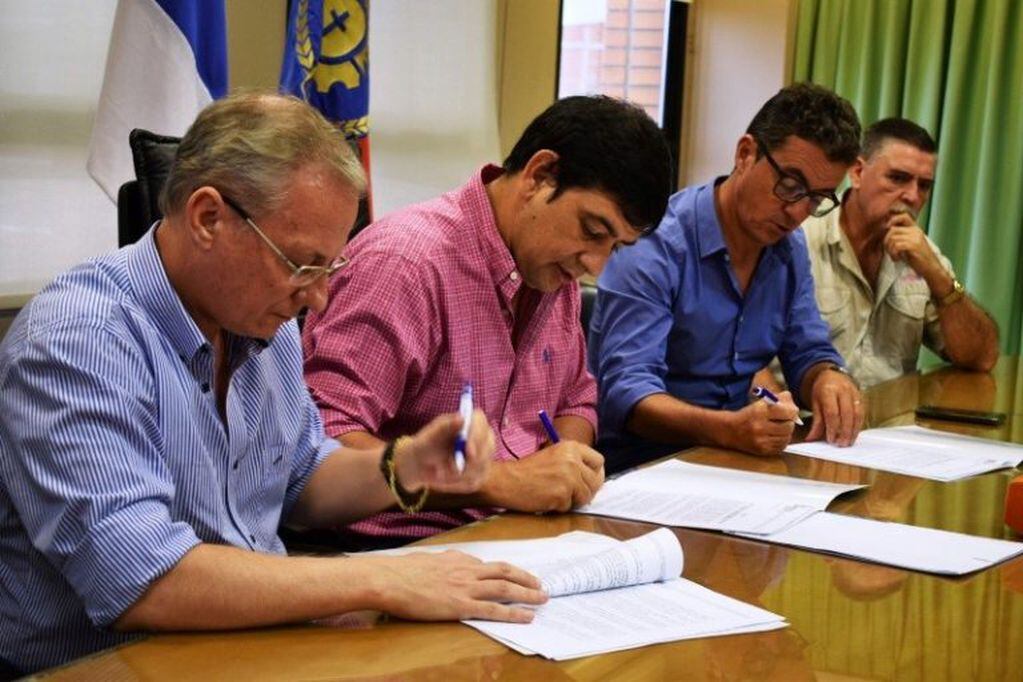 El intendente capitalino, Joaquín Losada, y el representante de Rosamonte, Martín Hreñuk, firmaron un acuerdo para instalar bebederos en la Costanera de Posadas. (Foto: Misiones Online)