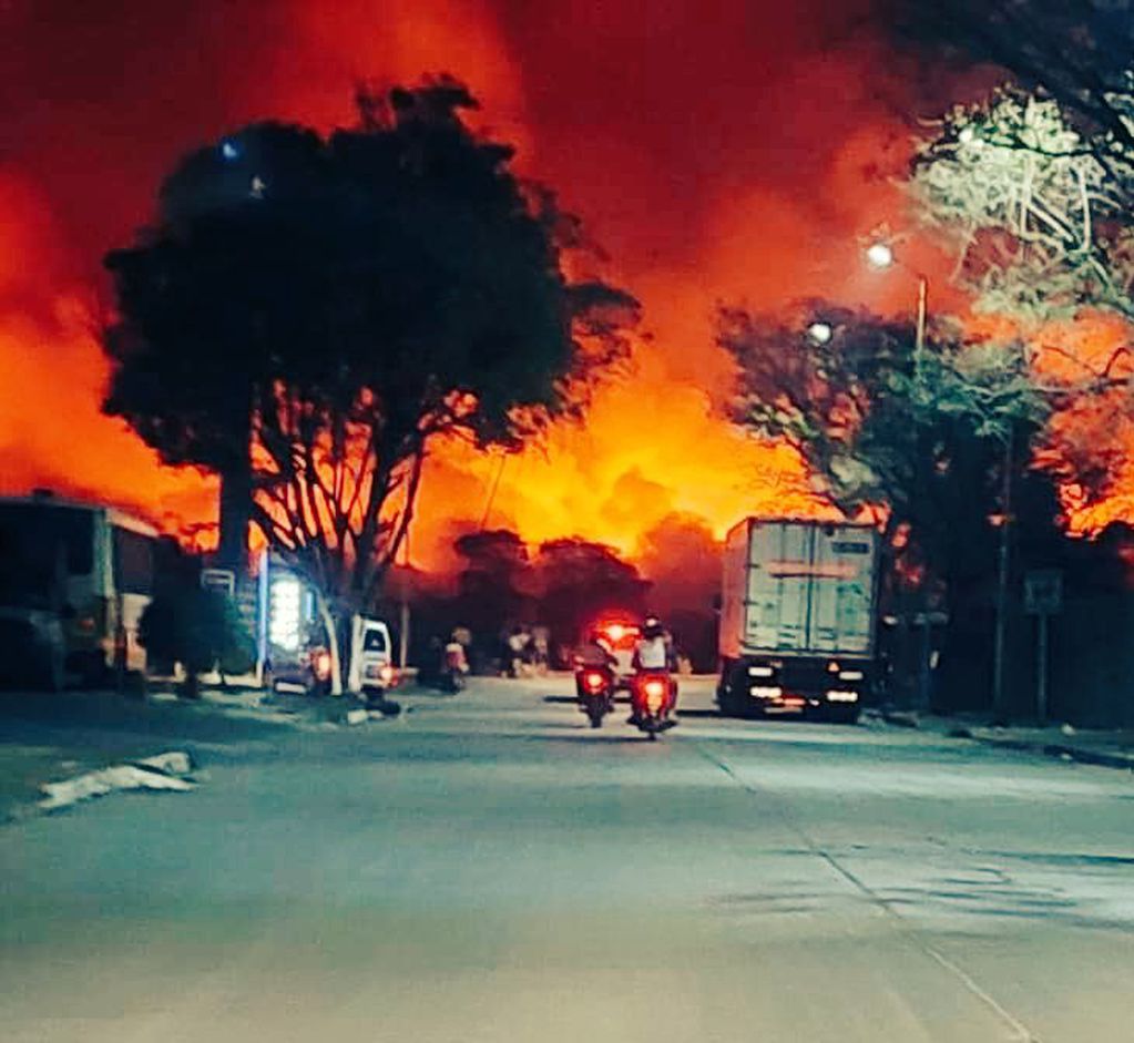 Foto de cuando el fuego alcanzó a la ciudad de Orán.