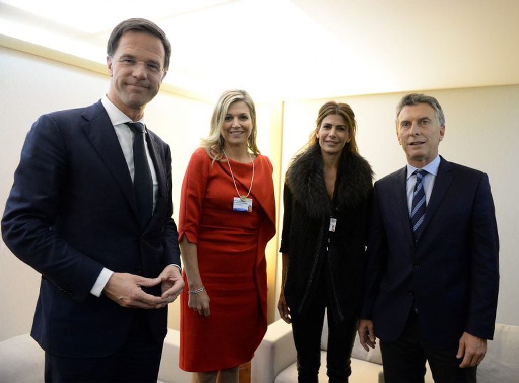 DAVOS (SUIZA), 21/01/2016.- Fotografía cedida por la Presidencia de Argentina de el primer ministro de Holanda, Mark Rutte (i) la reina Máxima de Holanda (2i), la primera dama argentina, Juliana Awada (2d) y el presidente de Argentina, Mauricio Macri (d) 