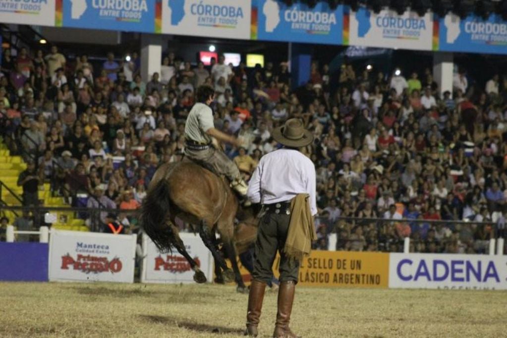 La secuencia del accidente que le costó la vida al jinete Norberto Cosutta en el Festival de Doma y Folclore de Jesús María.