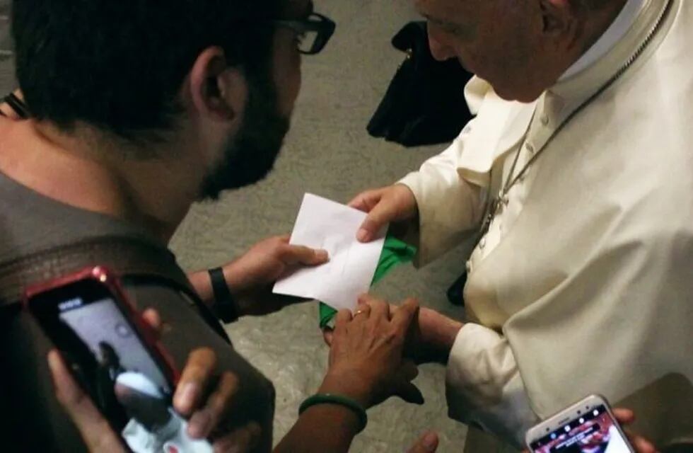 Nicolás Fuster, el joven argentino que le entregó el pañuelo verde a favor del aborto legal al papa Francisco. Foto: Twitter/mellamonicolas