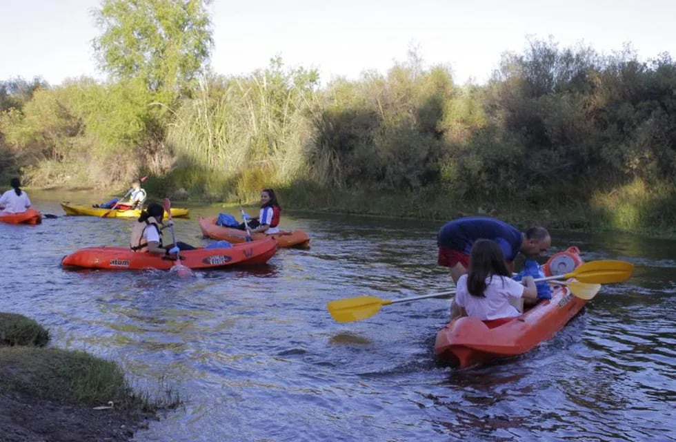 En Kayak y a pie, alumnos del colegio San Martín recorrieron el río Atuel para limpiarlo.