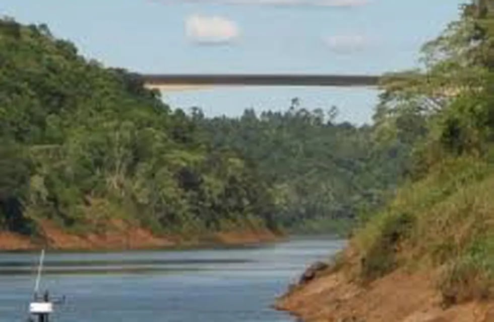 Vista del Puente Tancredo Neves que une a Puerto Iguazú con Foz do Iguazú. (WEB)