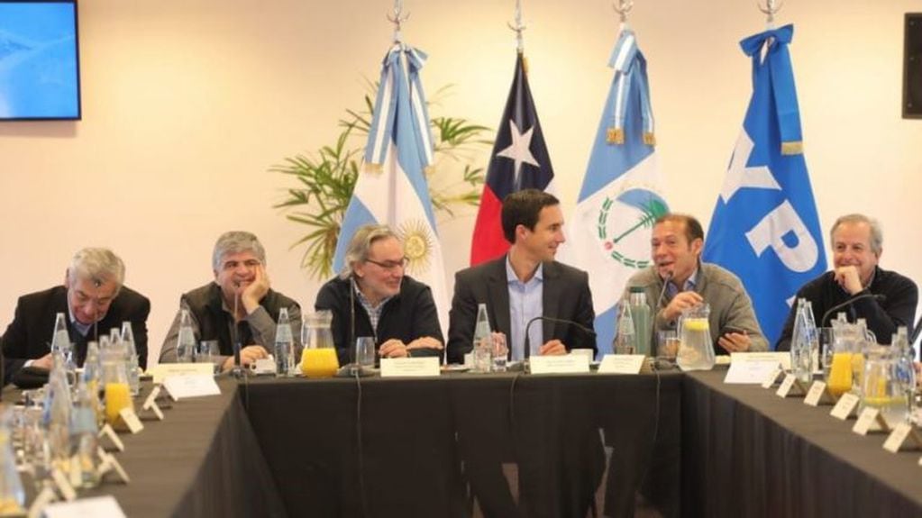 Omar Gutiérrez junto a Gustavo Lopetegui y Jobet este viernes (web).