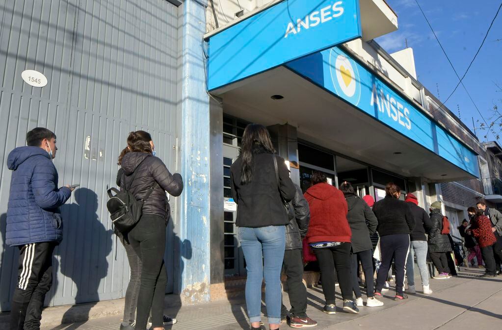 Quienes deseen hacer el trámite de manera presencial ya pueden sacar el turno desde la página oficial de ANSES. Foto: Orlando Pelichotti/Los Andes.




