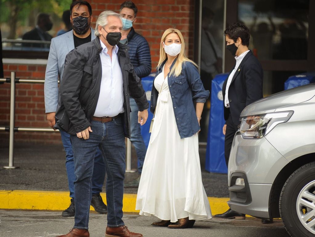 El presidente Alberto Fernández y la primera dama, Fabiola Yáñez, emitieron su voto para las Elecciones 2021 en el barrio porteño de Puerto Madero.