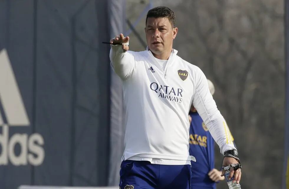 Battaglia aseguró que está feliz de dirigir al primer equipo de Boca y desmintió conflictos con Juan Román Riquelme (Prensa Boca)