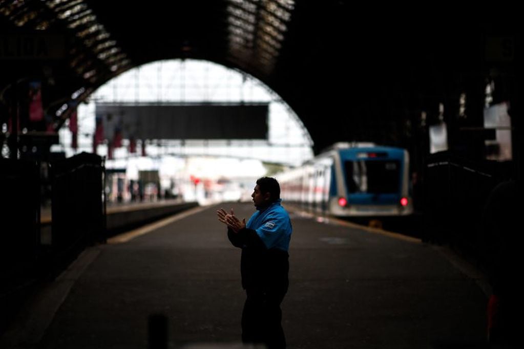 Uno de los miembros de seguridad de los trenes, ahora deberán utilizar tapabocas (Foto: EFE/Juan Ignacio Roncoroni)