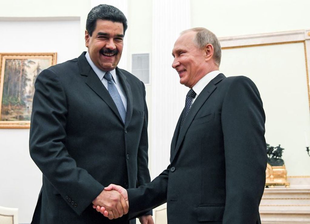 Vladimir Putin junto a Nicolás Maduro (AP).