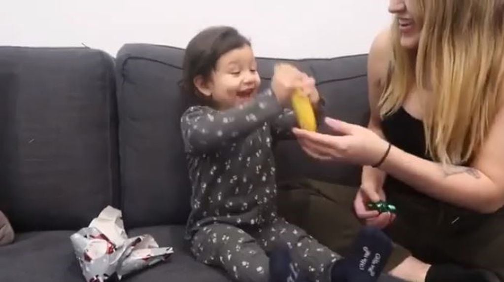 Le regalaron una banana para Navidad y su inesperada reacción generó ternura en internet (Foto: Captura de YouTube)