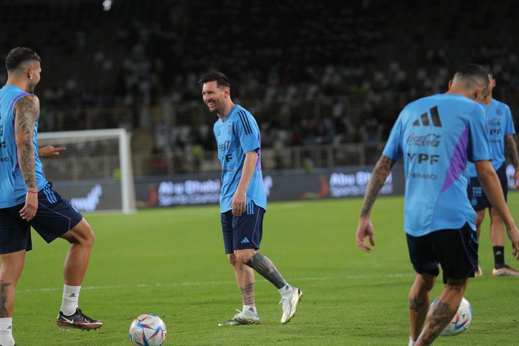 Lionel Messi se mostró feliz en el trabajo de Argentina y también le dio felicidad a la gente, que se acercó en gran medida para verlo a él. (@Argentina)