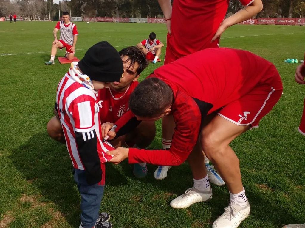 Los jugadores de Estudiantes recibieron a Ciro y se sumaron a la campaña por un corazón