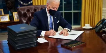 Biden firma sus primeros decretos en el Despacho Oval (Foto:EFE/EPA/Doug Mills / POOL).