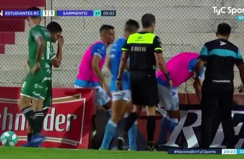 El ex Belgrano, Nicolás Ferreyra, fue a un corner y terminó en el foso.