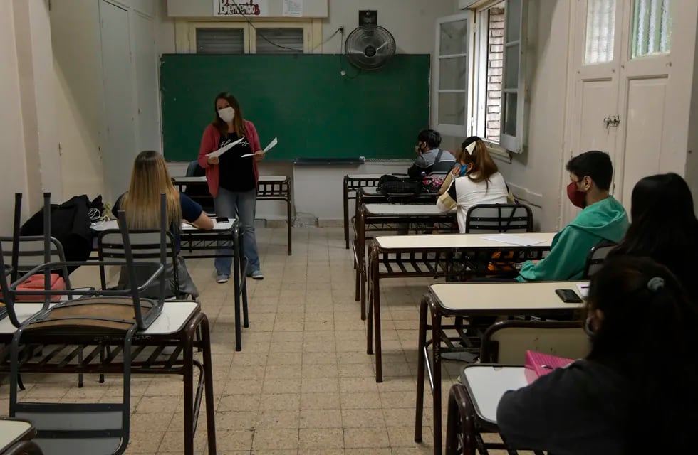 La DGE lanzó una convocatoria para cargos vacantes y horas cátedra para docentes del secundario. Orlando Pelichotti/Los Andes