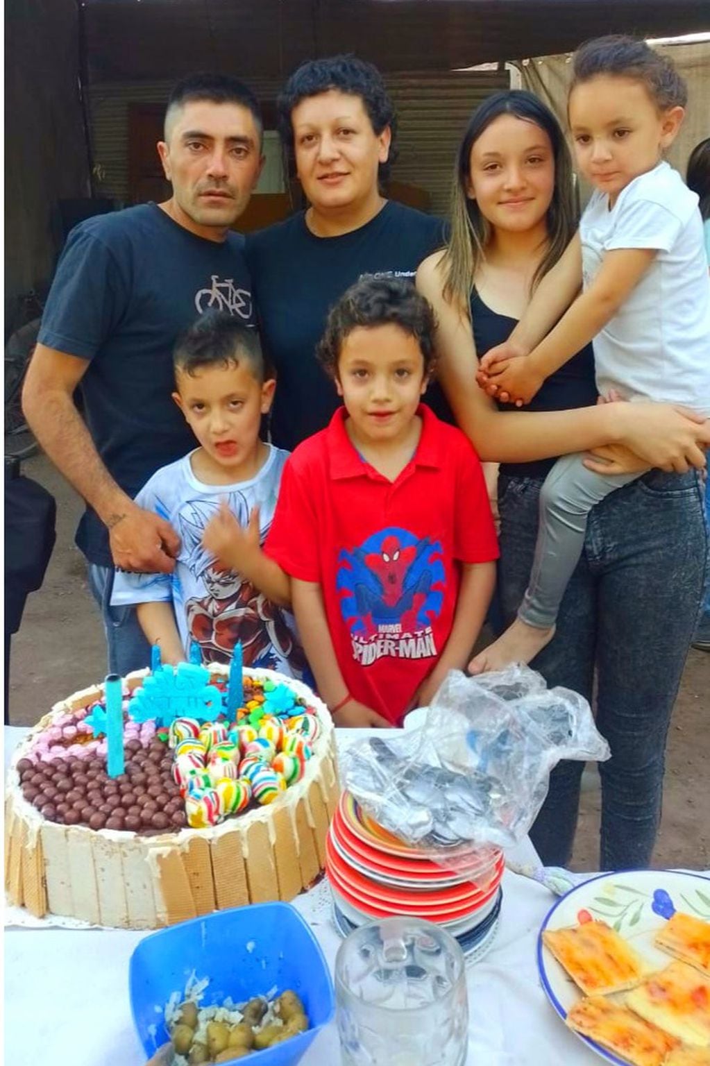 Thiago junto a sus papás y hermanos. 