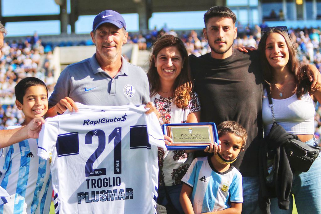 Pedro Troglio, DT de San Lorenzo, recibió una placa en su visita a La Plata por su paso por Gimnasia.