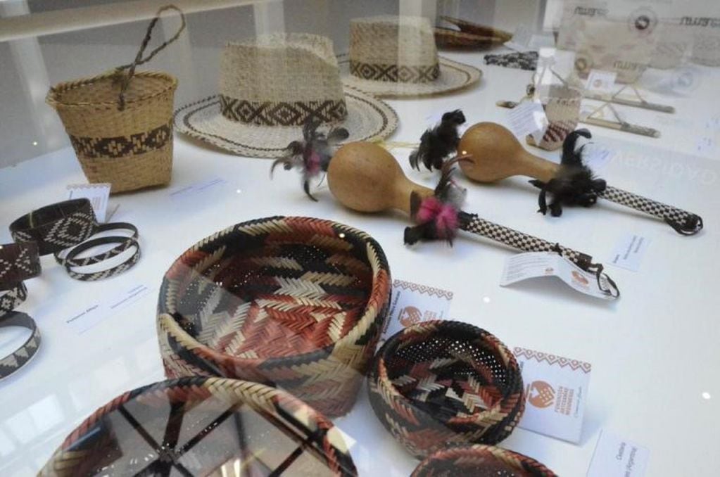 Exponen artesanías mbya guaraní en España