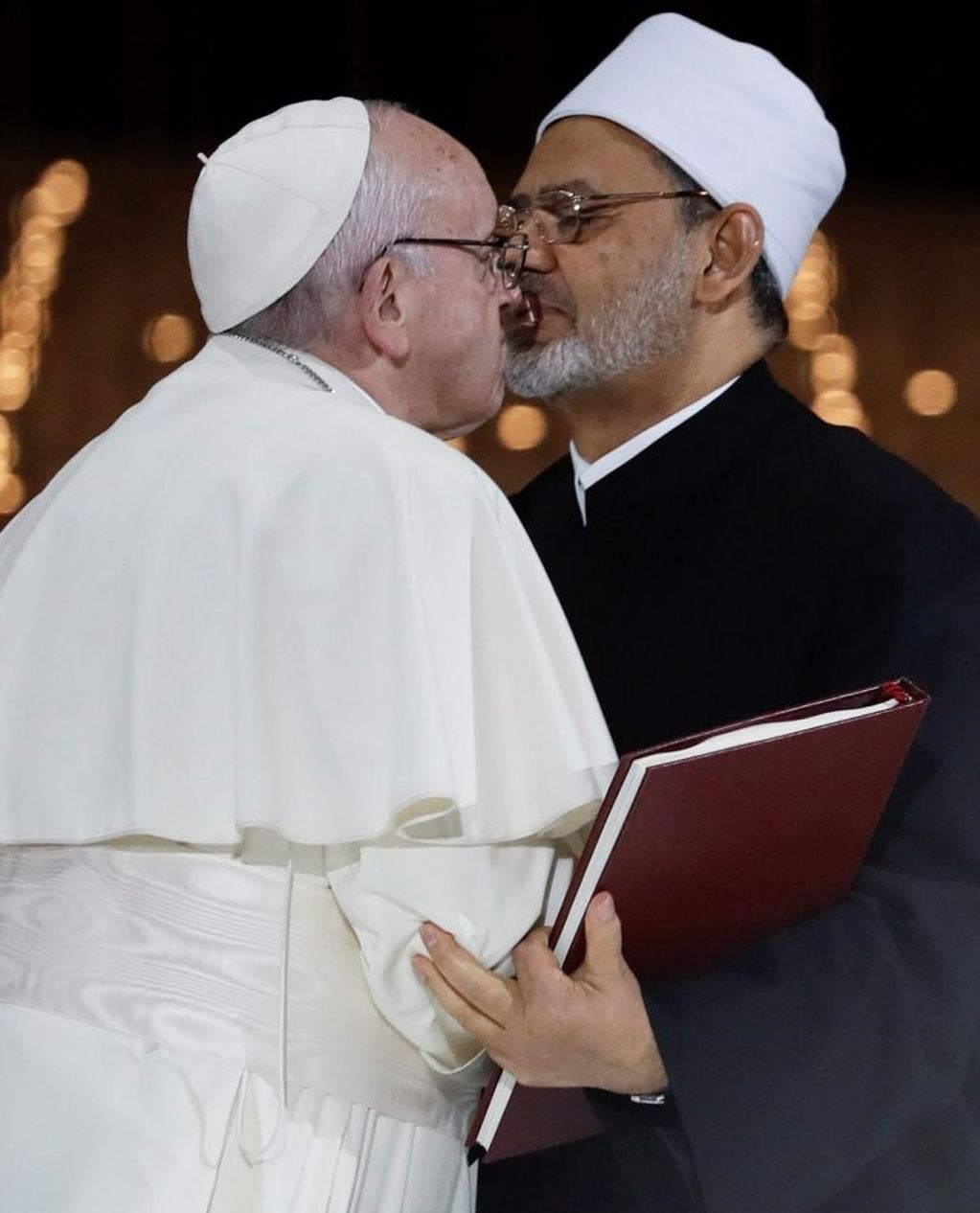 El papa Francisco y el imán musulmán. (AP)
